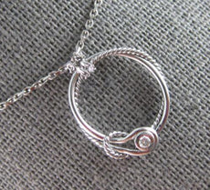 ESTATE .03CT DIAMOND 14KT WHITE GOLD SOLITAIRE LOVE KNOT CIRCLE OF LIFE NECKLACE