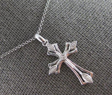 ESTATE .03CT DIAMOND 14KT WHITE GOLD 3D CLASSIC FILIGREE CROSS FLOATING PENDANT