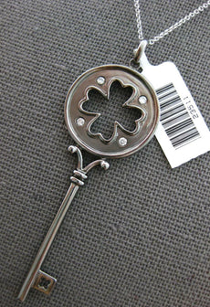 .09CT DIAMOND 14KT WHITE GOLD ETOLIE FOUR LEAF CLOVER KEY TO YOUR HEART PENDANT