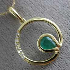 ESTATE .03CT DIAMOND & AAA EMERALD 14KT YELLOW GOLD CIRCLE OF LIFE FUN PENDANT