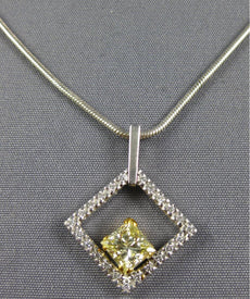 1.02CT WHITE & FANCY YELLOW DIAMOND 18KT 2 TONE GOLD 3D SQUARE FLOATING PENDANT